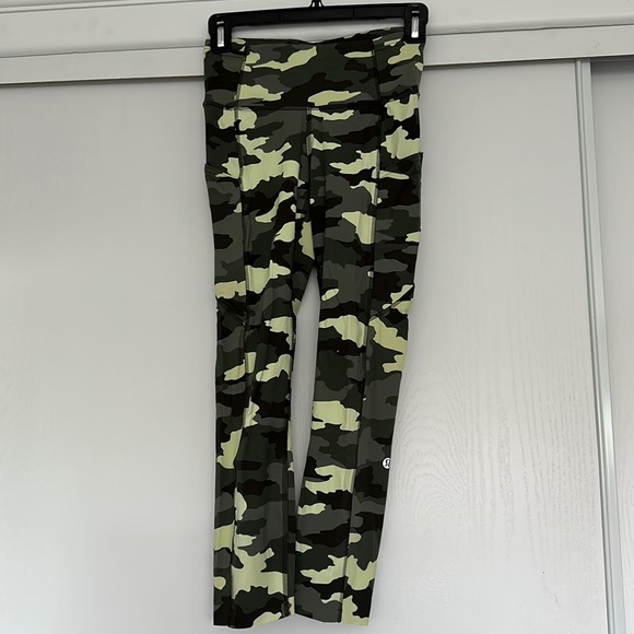 lululemon athletica Pants - Lululemon size 4 Camo 23” length workout leggings w/ pockets